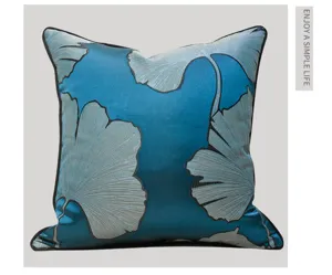 Dettaglio della federa per cuscino blu di lusso con foglie di ginkgo, elegante decorazione per casa.