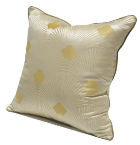 Funda de cojín decorativa dorada clara con elegante motivo de hojas de abanico para sofá.