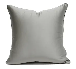 Grauer Kissenbezug aus Satin moderner minimalistischer Kissenbezug Detailansicht Anzeige.