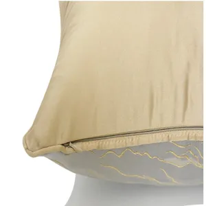 Detailansicht des goldenen Kissenbezugs mit verdecktem Reissverschluss und feinen Linien.