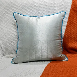 Moderne luxuriöse silberne Kissenhülle mit blauer Paspel, elegante Heimdeko Kissenbezug.
