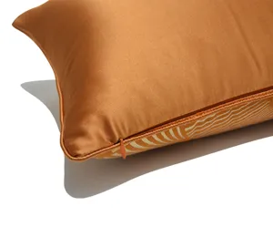 Orangefarbener Kissenbezug mit chinesischem geometrischem Muster und verdecktem Reißverschluss.