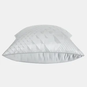 Cojín decorativo gris con patrón geométrico moderno para sofá de sala y cama de dormitorio.