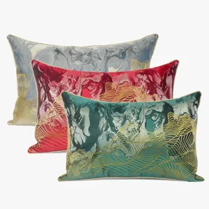 Housse de coussin rectangulaire de luxe avec motif marbre abstrait et broderie dorée.