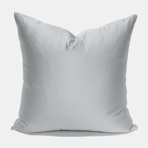 Elegante cojín decorativo gris claro para sofá de sala y cama, suave y cómodo.