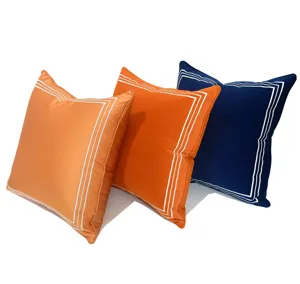 Luxus oranger Plüsch Sofakissenbezug mit stilvollem weißem Rand und geometrischem Design