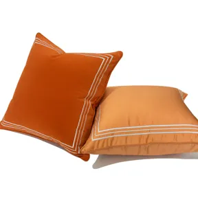 Luxus orangefarbener Plüsch Sofakissenbezug mit weißen geometrischen Rändern für die Dekoration.
