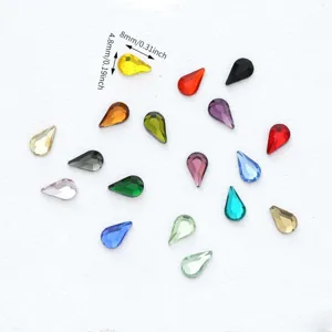 Kleurrijke druppelvormige kristallen strass-steentjes met platte achterkant voor nagelkunst.