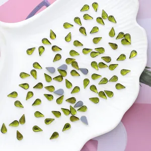 8x4.8mm olijfgroene druppel kristal strass stenen flatback glas detailopname.
