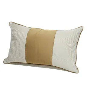 Housse de coussin décorative de style chinois avec panneau central doré et motif géométrique.