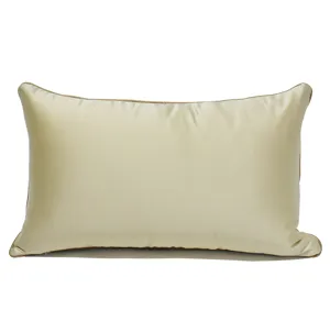 Oreiller décoratif beige rectangulaire avec passepoil contrasté pour canapé et lit modernes.