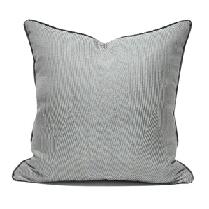 Cuscino decorativo grigio-blu in tessuto ad alta precisione con motivo geometrico e bordo.