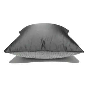Cuscino da divano in tessuto ad alta precisione grigio-blu, dettaglio decorativo.
