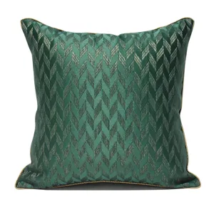 Grüner Kissenbezug mit geometrischer Textur, Detailansicht für modernes Sofakissen.