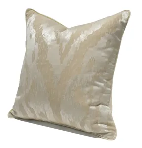 Housse de coussin décorative à rayures abstraites de luxe beige, vue de détail élégante.