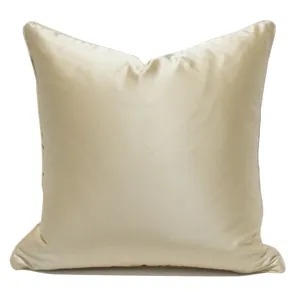 Vue detaillee housse de coussin texture soie beige, satin doux brillant gros plan elegant.