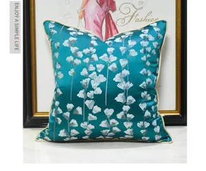 Housse de coussin botanique turquoise avec motif de plantes argentées, élégant coussin.