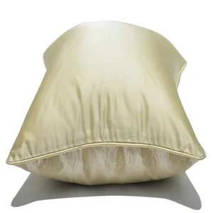 Housse de coussin en satin champagne avec passepoil élégant, déco de luxe moderne.