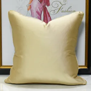 Housse de coussin en satin champagne de luxe, housse unie élégante pour canapé de salon.