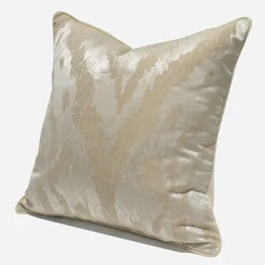 Housse de coussin decorative de luxe blanc casse avec motif abstrait pour le salon.