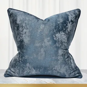 Funda de cojín decorativa azul moderna con textura abstracta y elegante ribete oscuro para sofá.