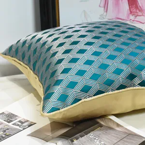 Fodera per cuscino decorativo verde con motivo a losanghe e bordo dorato per divano moderno