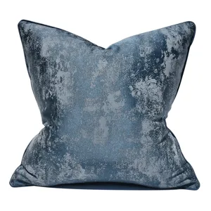 Moderna funda de cojín decorativa azul abstracta con ribete, vista principal frontal.