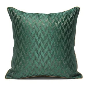 Grüner quadratischer Kissenbezug mit geometrischem Muster für modernes Wohnzimmersofa