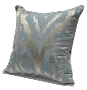 Vista dettagliata della federa per cuscino moderna blu con elegante motivo a righe dorate.