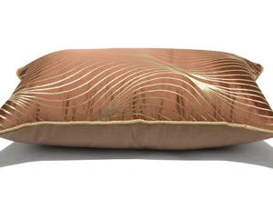 Primo piano del cuscino lombare marrone con righe geometriche dorate e bordatura elegante rifinita.