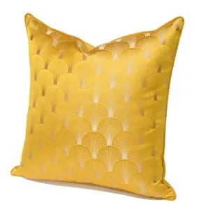 Fodera per cuscino quadrata giallo oro con un elegante motivo a ventaglio per la casa.