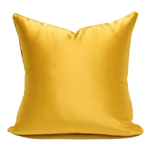 Primo piano dettagliato di una federa per cuscino in satin giallo liscio e setoso.