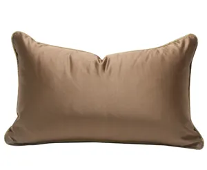 Dettaglio cuscino rettangolare satin marrone, elegante trama cuscino lombare moderno.