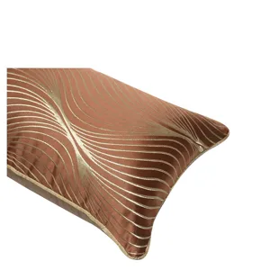 Dettaglio cuscino rettangolare a righe marroni di lusso, federa geometrica elegante per divano