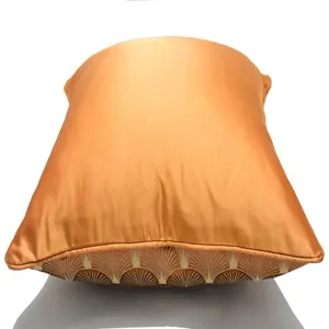 Nahaufnahme des orangefarbenen Kissenbezugs mit feiner Textur und tollem Fächermuster.