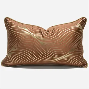 Cuscino da divano rettangolare a righe marroni di lusso, cuscino geometrico moderno salotto.
