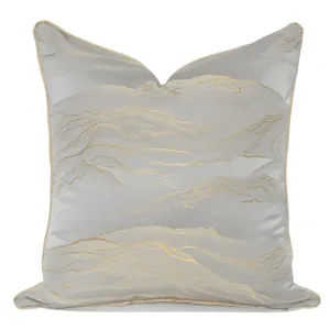 Fodera per cuscino grigia di lusso con elegante design di montagna astratto ricamato.