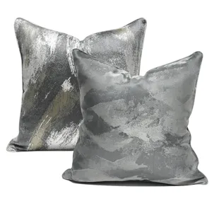 Housse de coussin abstraite de luxe grise detail, coussin artistique moderne pour canape.