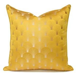 Elegante federa per cuscino gialla con motivo geometrico a ventaglio per divano e casa.