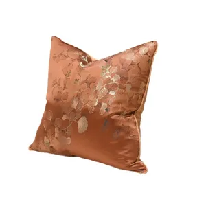 Federa per cuscino arancione di lusso moderno con ricamo di foglie di ginkgo dorate.