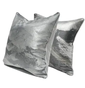 Housse de coussin abstraite grise, vue détaillée du beau tissu luxueux et élégant.