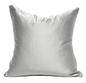 Vue détaillée de la housse de coussin en soie argentée luxueuse avec texture douce et éclat.