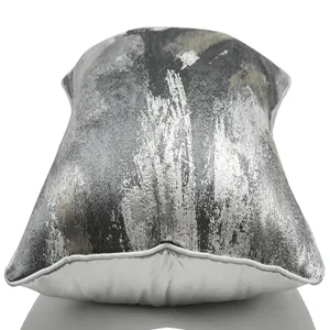 Gros plan detaille de la housse de coussin grise abstraite avec une elegante bordure.