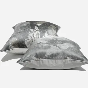 Housse de coussin abstraite de luxe grise pour canapé de salon et lit de chambre.