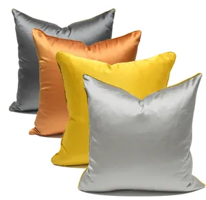 Vierer-Set luxuriöse Satin Kissenbezüge in quadratischer Form und verschiedenen Farben.