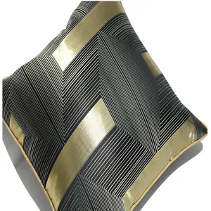 Moderne luxuriöse schwarz-goldene geometrische Kissenbezug-Detailansicht mit feiner Textur.