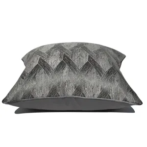 Cuscino decorativo grigio scuro moderno con trama geometrica per divano e letto.