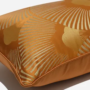 Orangefarbener, neuchinesischer Sofakissenbezug mit einem geometrischen Fächermuster.