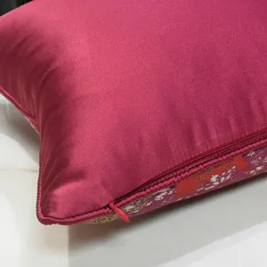Kokkini metaxoti maksilothiki me florale sxedio gia polytelei diakosmisi tou sofa