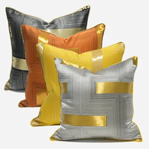 Moderne luxuriöse geometrische Kissenbezüge mit goldenen Streifen für das Wohnzimmer.